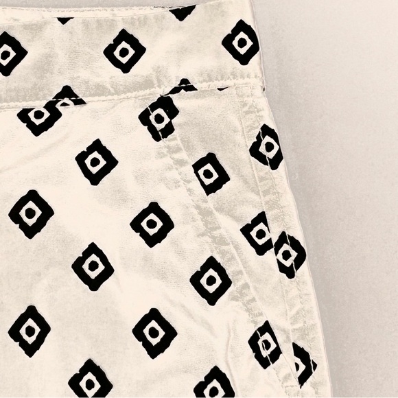 Old Navy Geometric Chino Shortie Shorts Black White Women’s 10 EUC - Picture 5 of 16